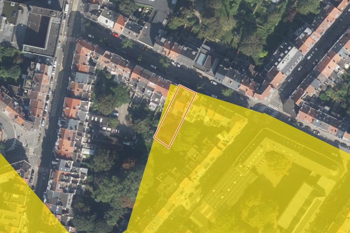 Luchtfoto rond het Hortamuseum met de overstromingsgevaarzones in het geel en het perceel omlijnd.