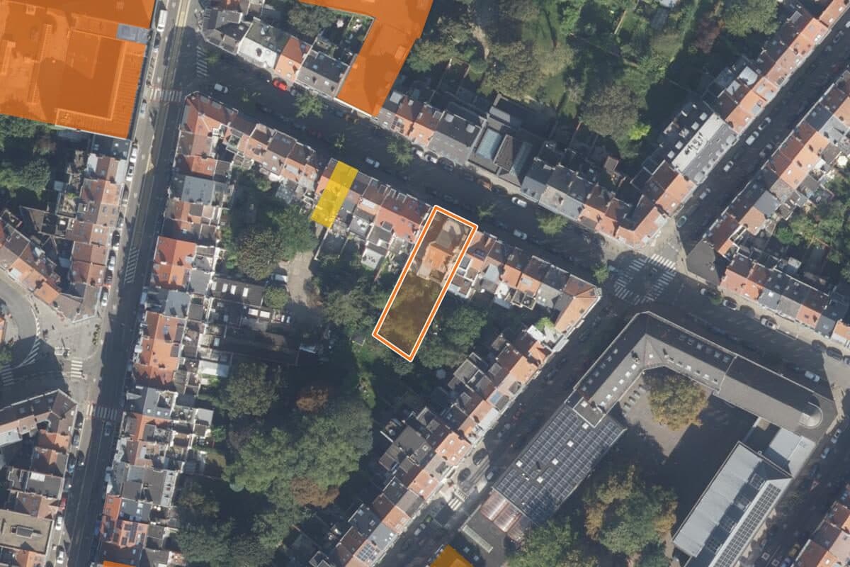 Luchtfoto rond het Hortamuseum met de percelen uit de bodeminventaris gekleurd en het perceel omlijnd.
